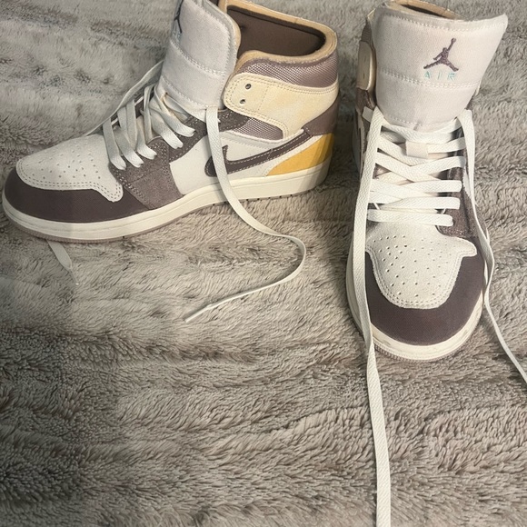 Air Jordan 1 - Picture 2 of 5